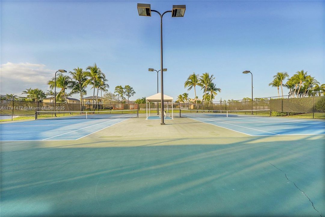 Недавно продано: $1,099,000 (6 спален, 4 ванн, 3974 Квадратных фут)