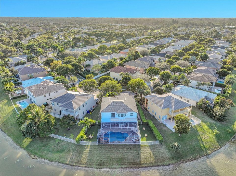 Недавно продано: $1,099,000 (6 спален, 4 ванн, 3974 Квадратных фут)