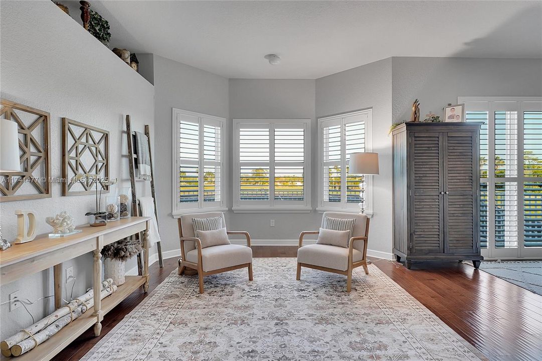 Недавно продано: $1,099,000 (6 спален, 4 ванн, 3974 Квадратных фут)