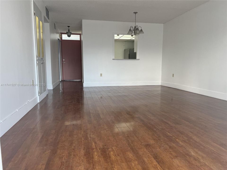 For Sale: $205,000 (2 beds, 2 baths, 1110 Square Feet)