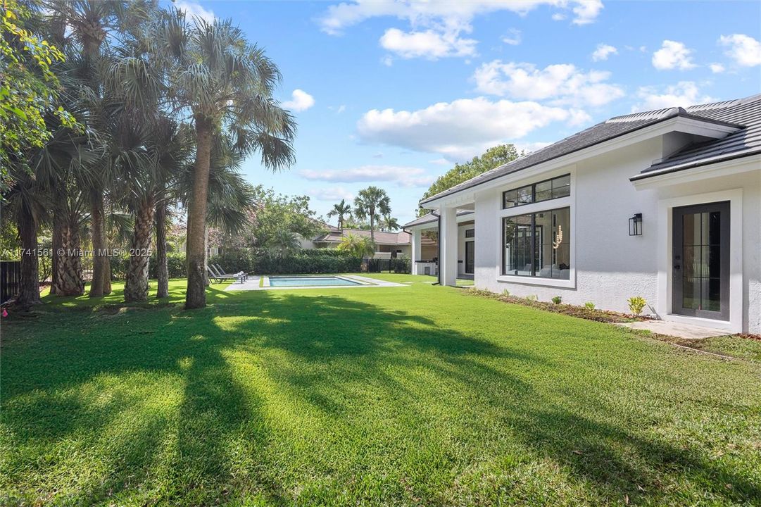 Vendido Recientemente: $3,099,000 (5 camas, 3 baños, 3381 Pies cuadrados)