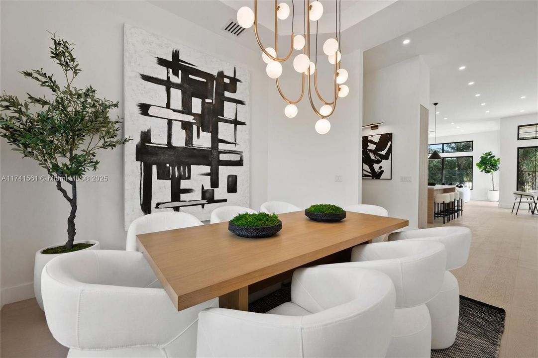 Vendido Recientemente: $3,099,000 (5 camas, 3 baños, 3381 Pies cuadrados)