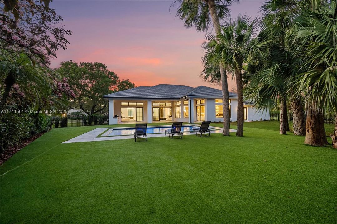 Vendido Recientemente: $3,099,000 (5 camas, 3 baños, 3381 Pies cuadrados)