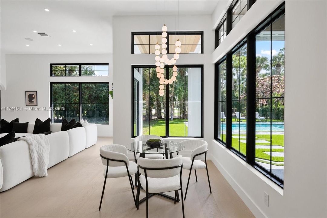 Vendido Recientemente: $3,099,000 (5 camas, 3 baños, 3381 Pies cuadrados)