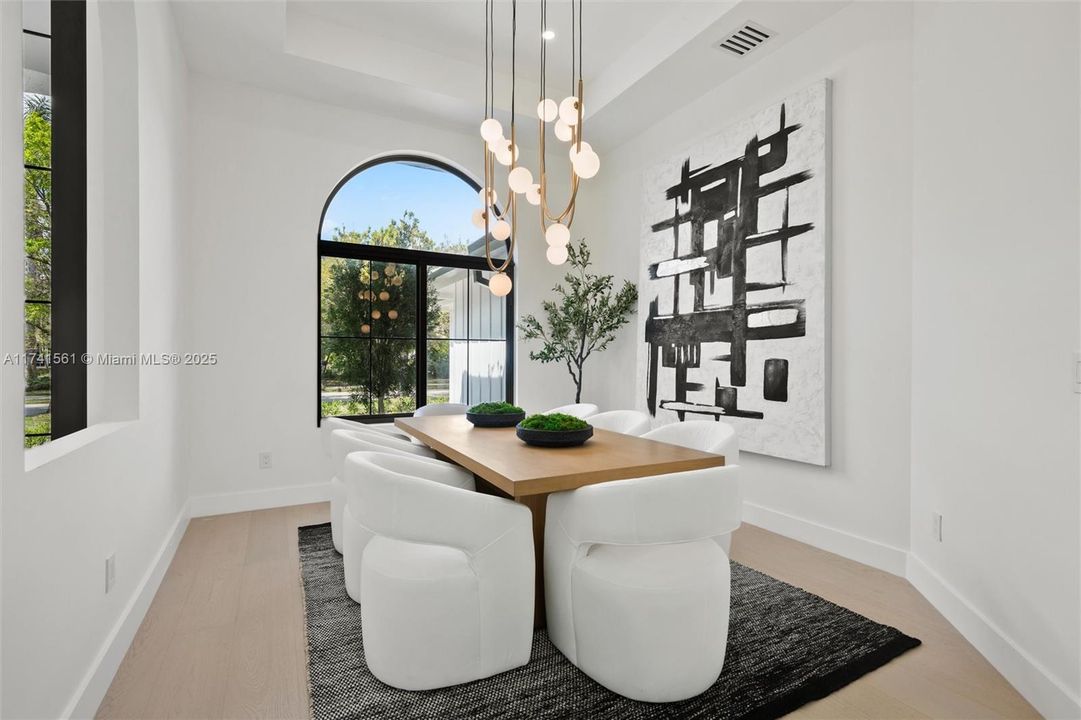 Vendido Recientemente: $3,099,000 (5 camas, 3 baños, 3381 Pies cuadrados)