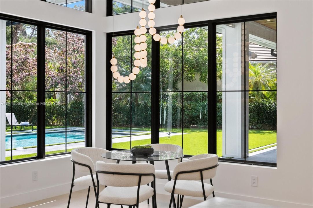 Vendido Recientemente: $3,099,000 (5 camas, 3 baños, 3381 Pies cuadrados)