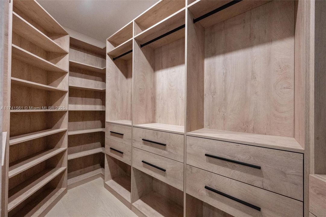 Vendido Recientemente: $3,099,000 (5 camas, 3 baños, 3381 Pies cuadrados)