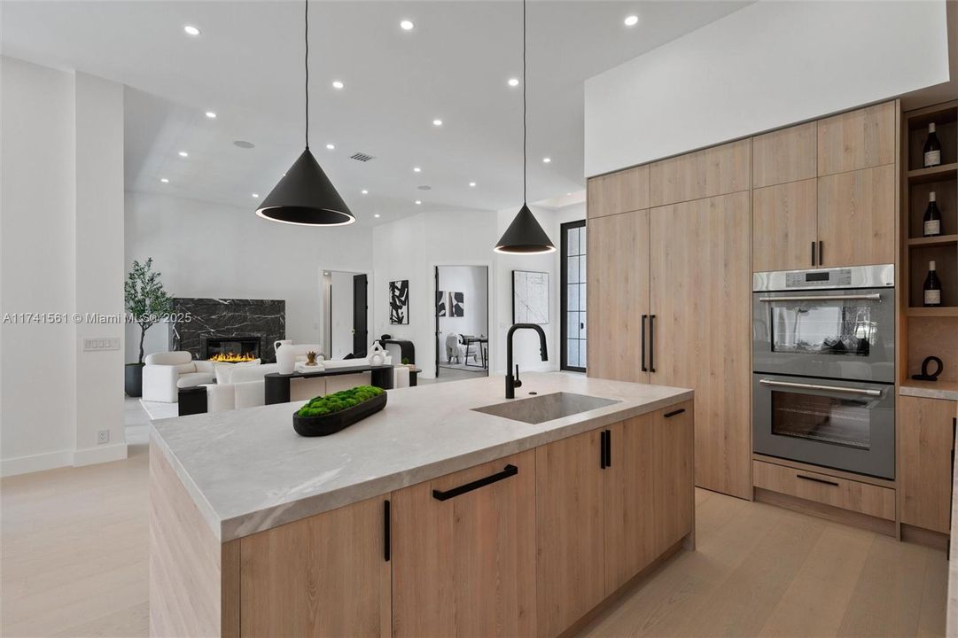 Vendido Recientemente: $3,099,000 (5 camas, 3 baños, 3381 Pies cuadrados)