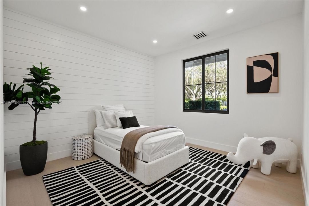 Vendido Recientemente: $3,099,000 (5 camas, 3 baños, 3381 Pies cuadrados)