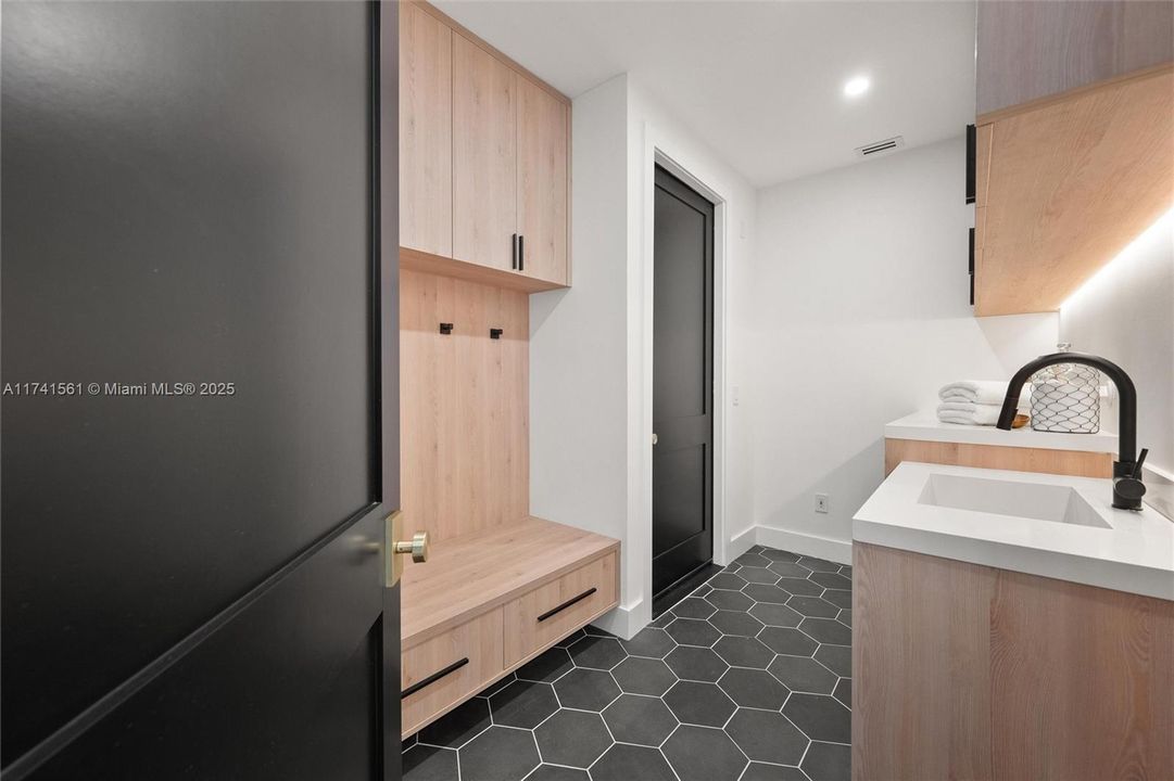 Vendido Recientemente: $3,099,000 (5 camas, 3 baños, 3381 Pies cuadrados)