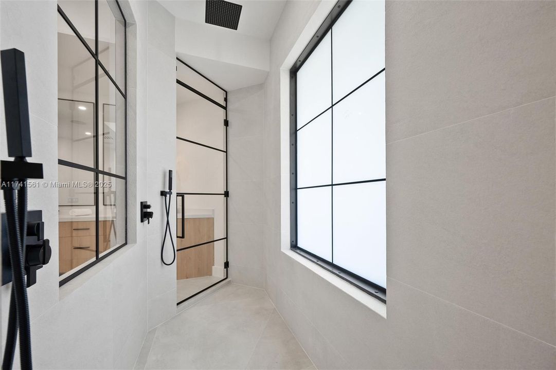 Vendido Recientemente: $3,099,000 (5 camas, 3 baños, 3381 Pies cuadrados)