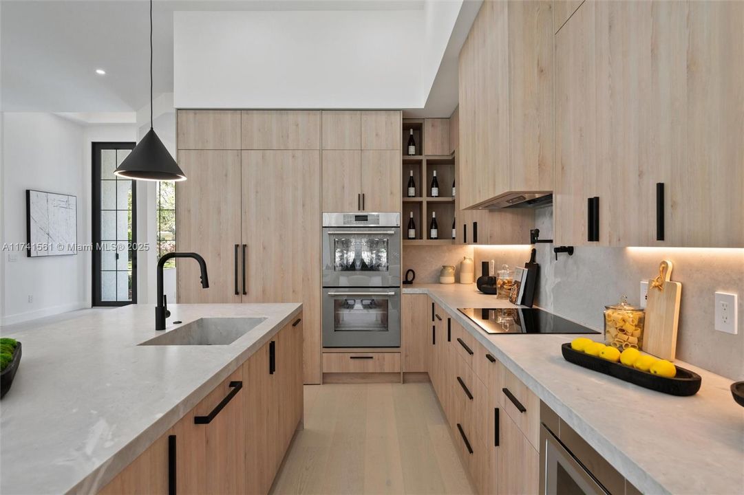 Vendido Recientemente: $3,099,000 (5 camas, 3 baños, 3381 Pies cuadrados)