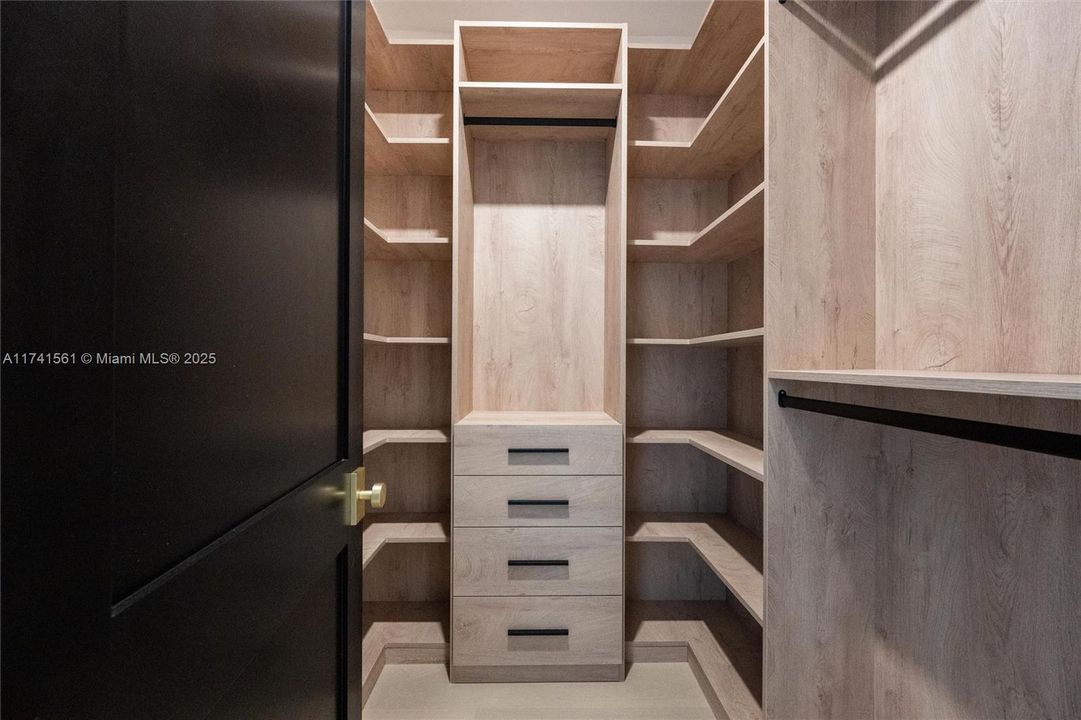 Vendido Recientemente: $3,099,000 (5 camas, 3 baños, 3381 Pies cuadrados)