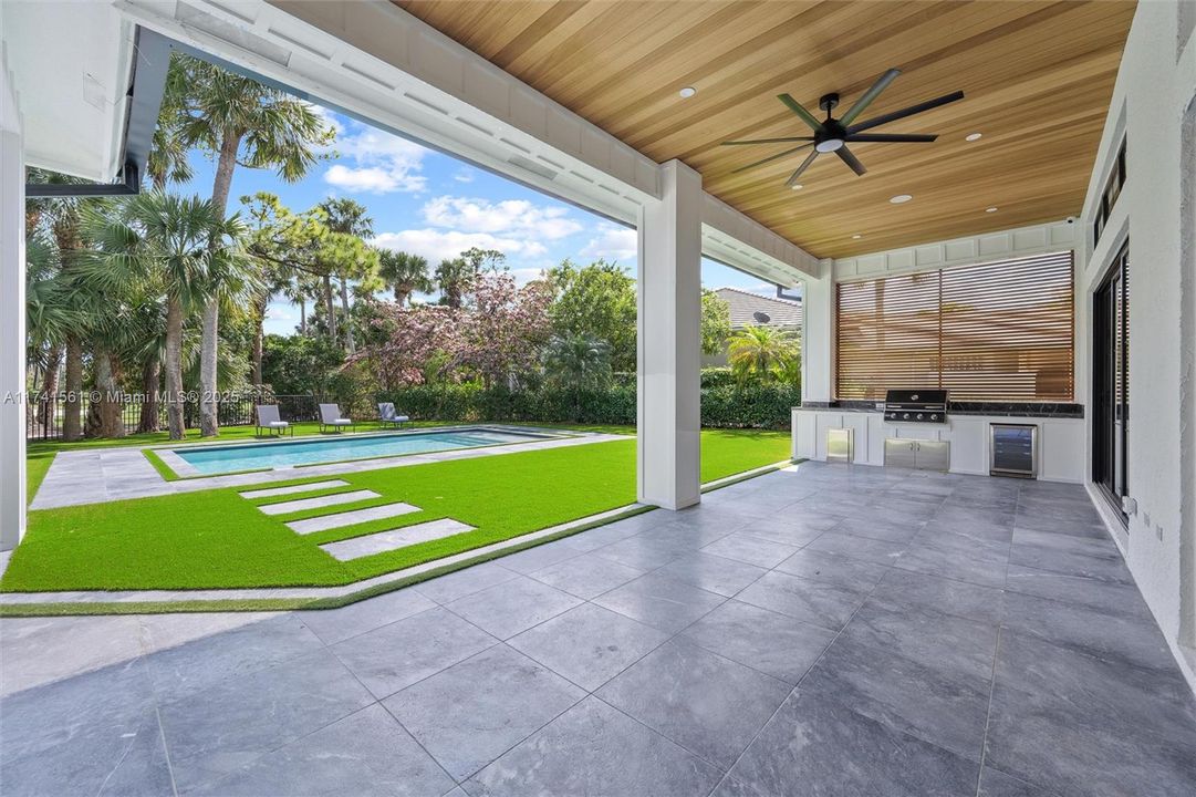 Vendido Recientemente: $3,099,000 (5 camas, 3 baños, 3381 Pies cuadrados)