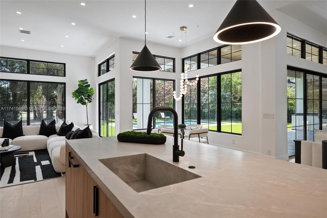 Vendido Recientemente: $3,099,000 (5 camas, 3 baños, 3381 Pies cuadrados)