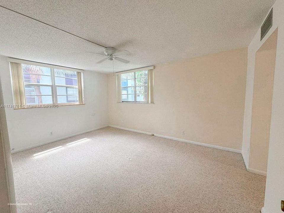 На продажу: $62,000 (1 спален, 1 ванн, 721 Квадратных фут)