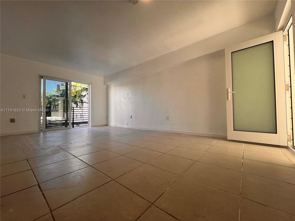 Recently Sold: $299,900 (1 beds, 1 baths, 660 Square Feet)