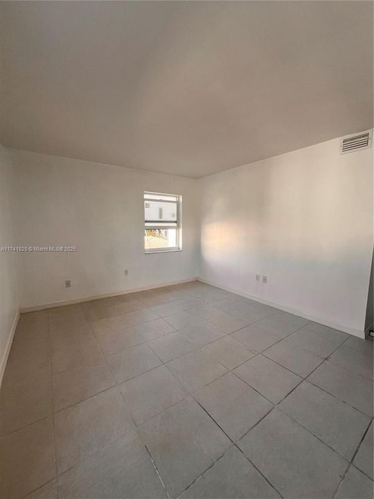 Recently Sold: $299,900 (1 beds, 1 baths, 660 Square Feet)