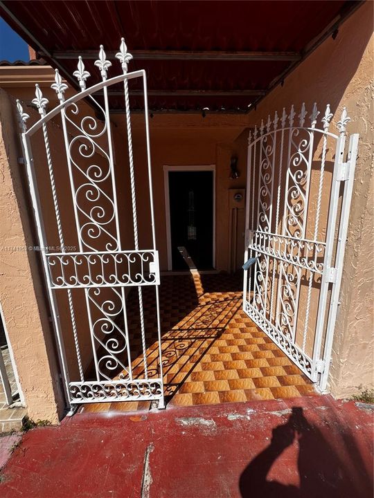 For Sale: $309,000 (2 beds, 1 baths, 1208 Square Feet)