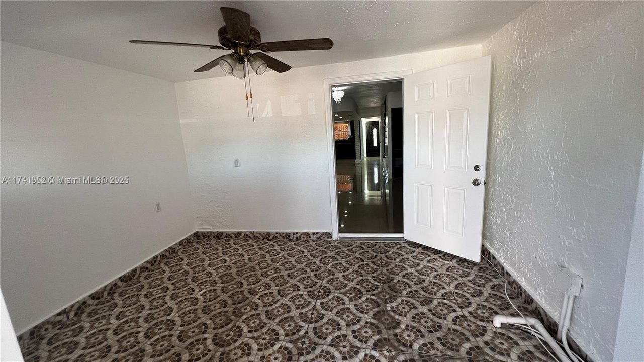 For Sale: $309,000 (2 beds, 1 baths, 1208 Square Feet)