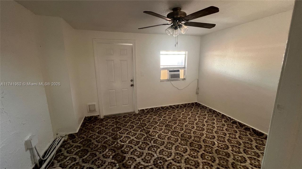 For Sale: $309,000 (2 beds, 1 baths, 1208 Square Feet)