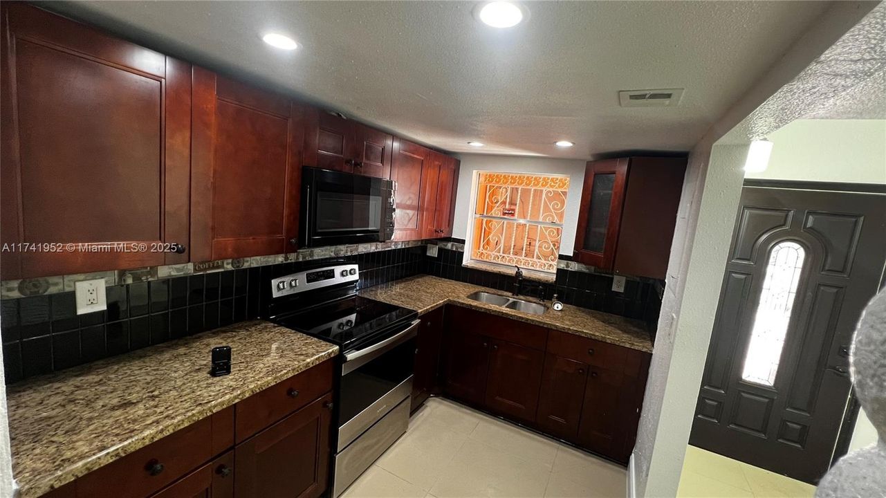 For Sale: $309,000 (2 beds, 1 baths, 1208 Square Feet)