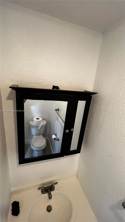 1/2 Bathroom