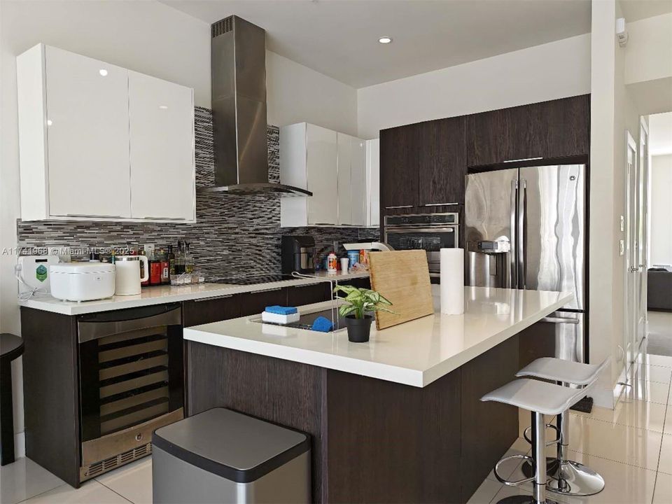 Recently Sold: $799,999 (3 beds, 4 baths, 2399 Square Feet)