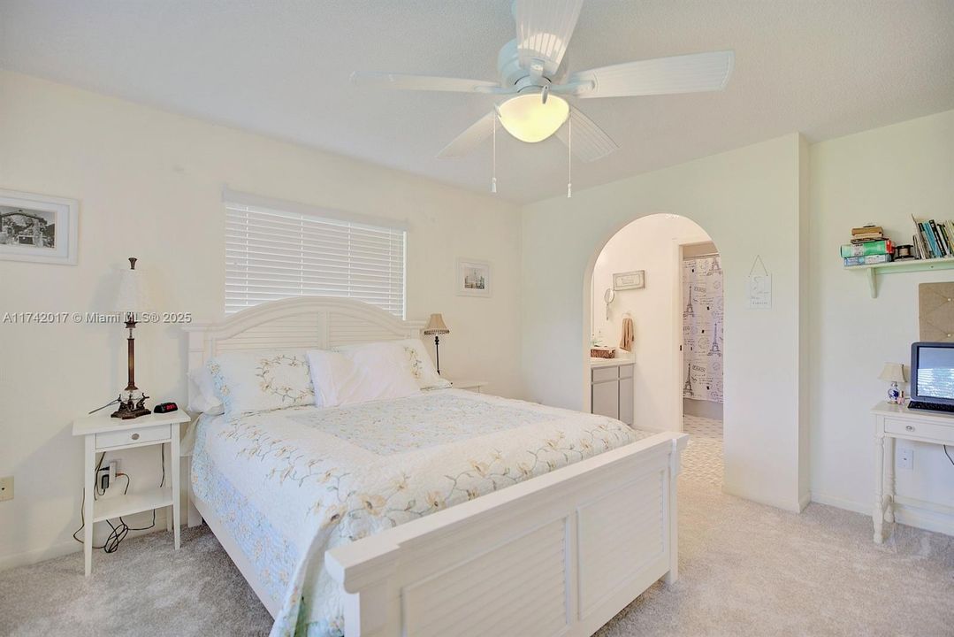 Recently Sold: $249,500 (2 beds, 2 baths, 1369 Square Feet)