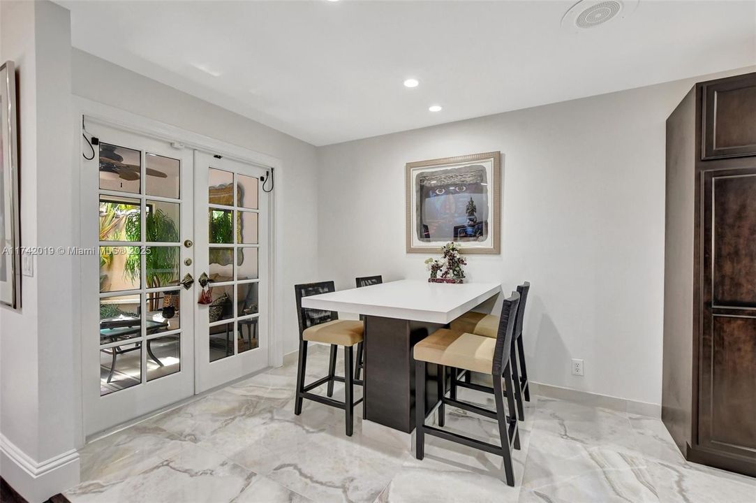 Recently Sold: $825,000 (3 beds, 3 baths, 2708 Square Feet)