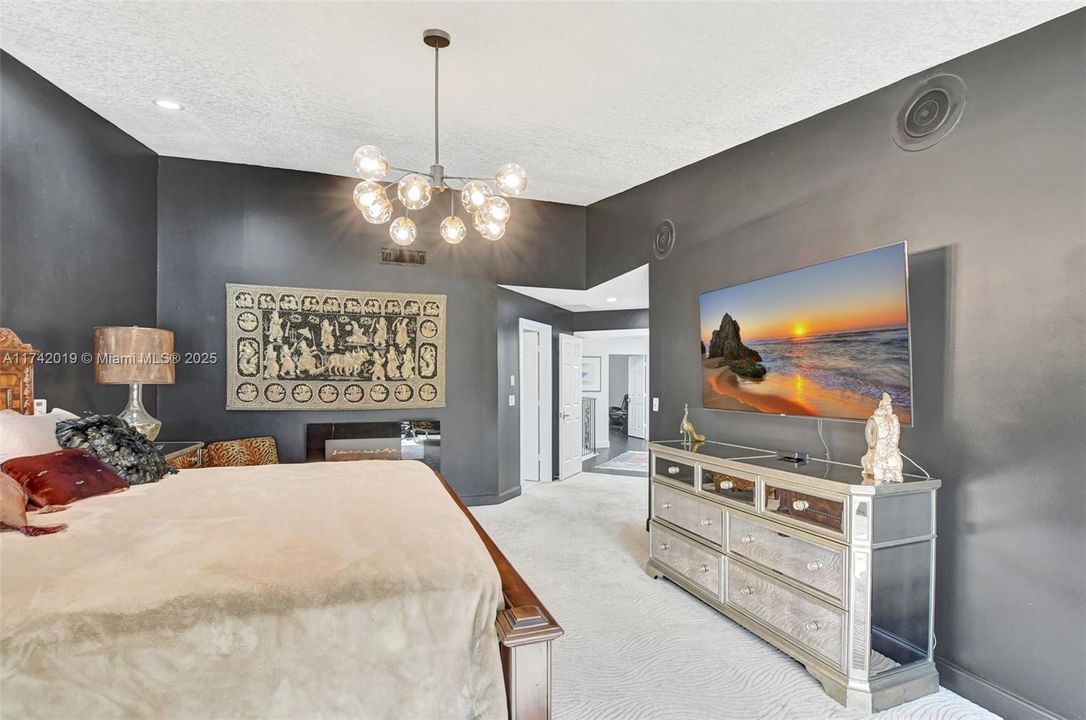 Recently Sold: $825,000 (3 beds, 3 baths, 2708 Square Feet)