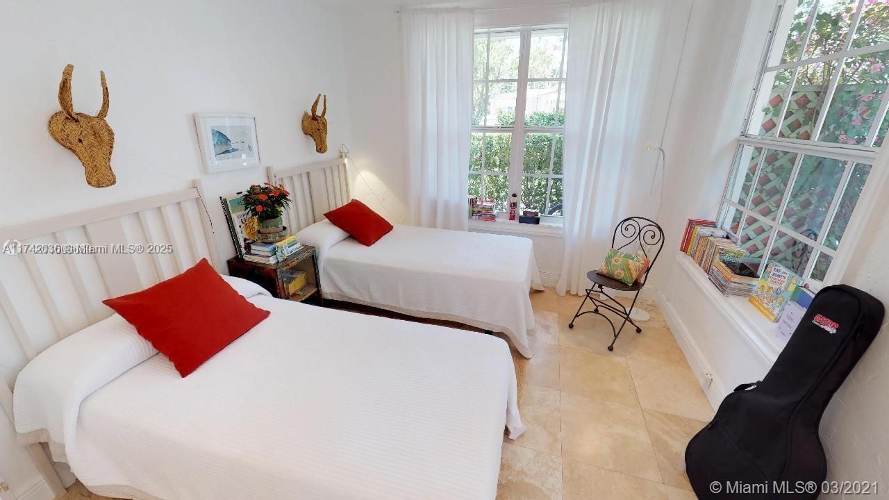 Recently Sold: $2,550,000 (3 beds, 3 baths, 1464 Square Feet)