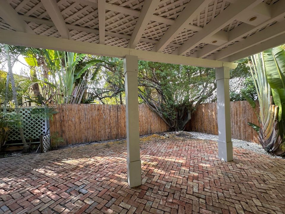 Recently Sold: $2,550,000 (3 beds, 3 baths, 1464 Square Feet)