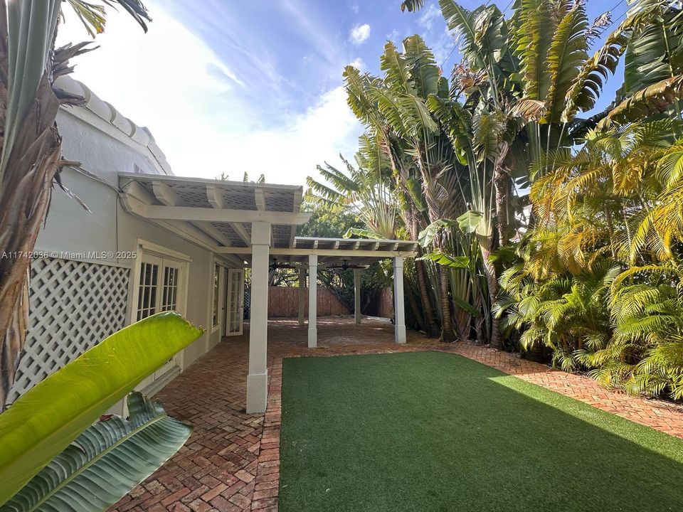 Recently Sold: $2,550,000 (3 beds, 3 baths, 1464 Square Feet)