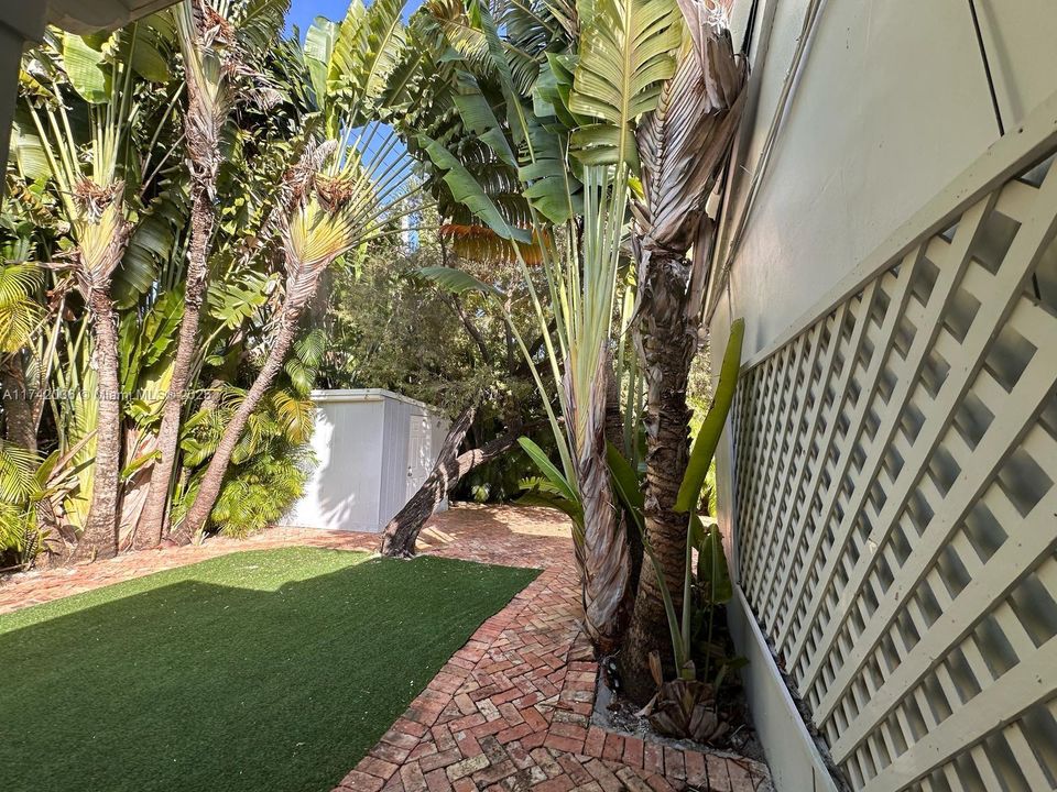 Recently Sold: $2,550,000 (3 beds, 3 baths, 1464 Square Feet)