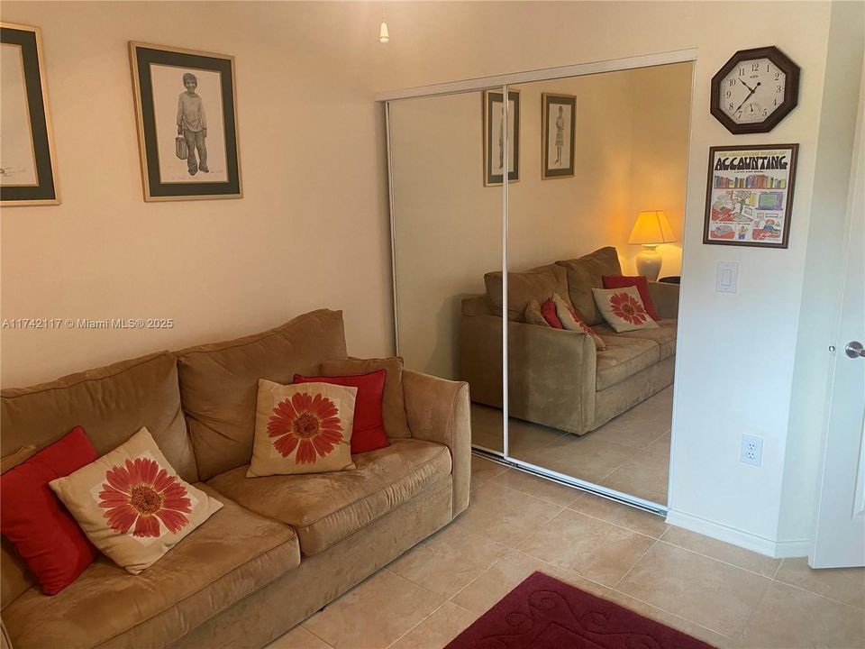 На продажу: $204,950 (2 спален, 2 ванн, 1215 Квадратных фут)