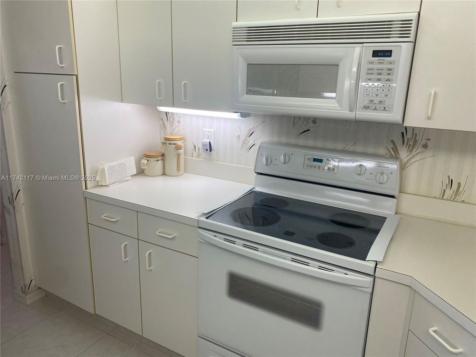 На продажу: $204,950 (2 спален, 2 ванн, 1215 Квадратных фут)