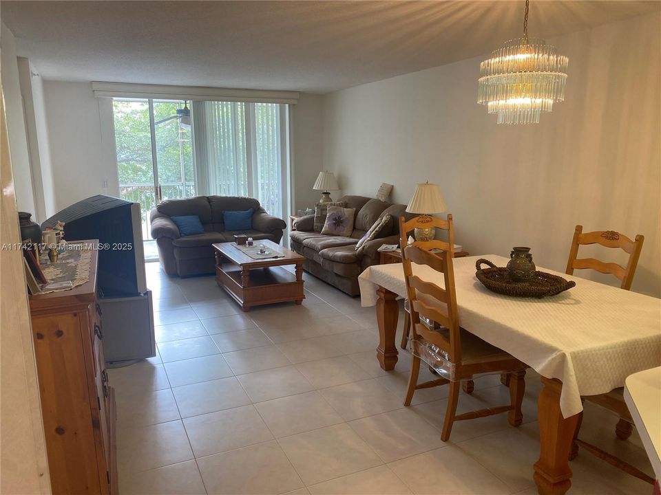 На продажу: $204,950 (2 спален, 2 ванн, 1215 Квадратных фут)