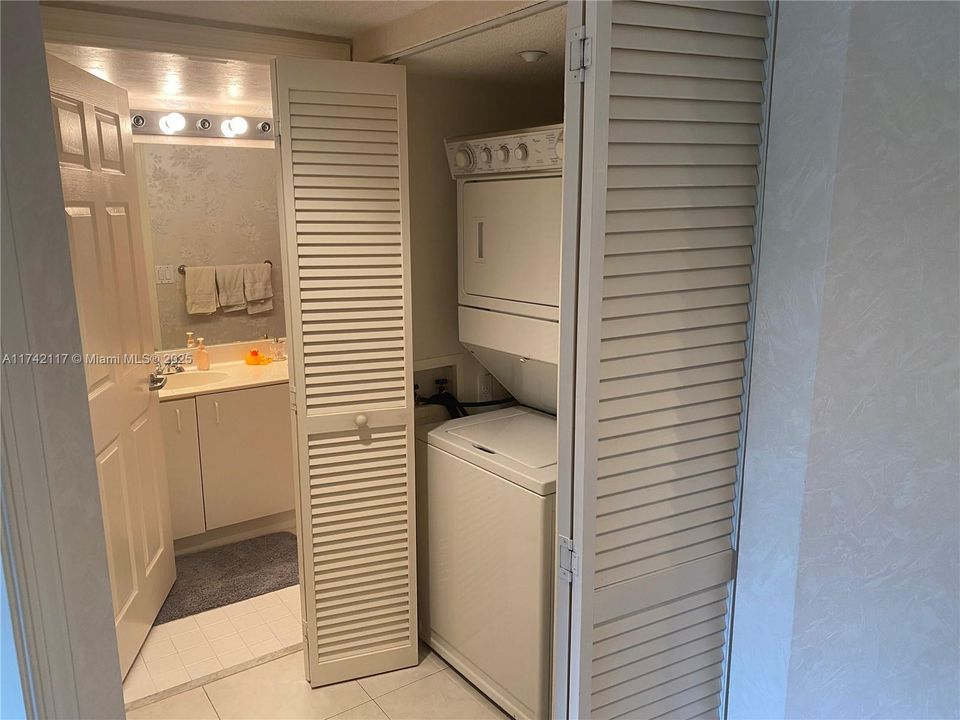 На продажу: $204,950 (2 спален, 2 ванн, 1215 Квадратных фут)