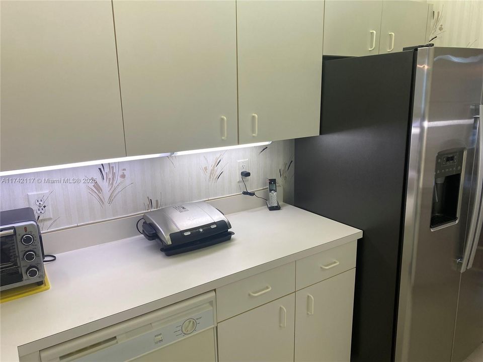 На продажу: $204,950 (2 спален, 2 ванн, 1215 Квадратных фут)