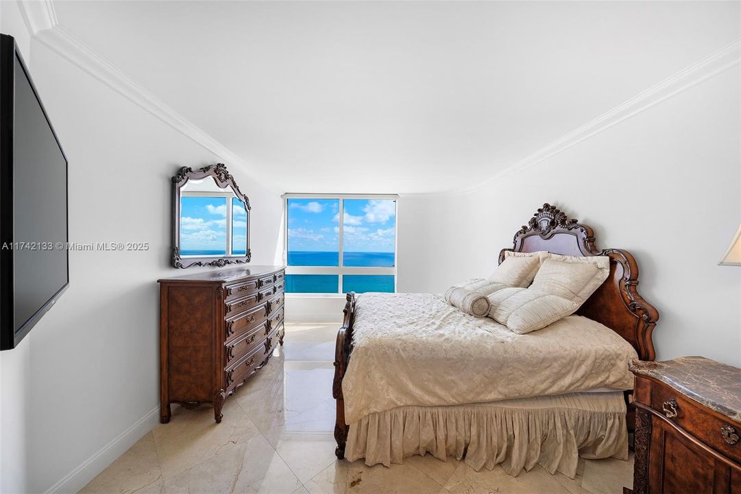 For Sale: $2,799,000 (3 beds, 2 baths, 1761 Square Feet)