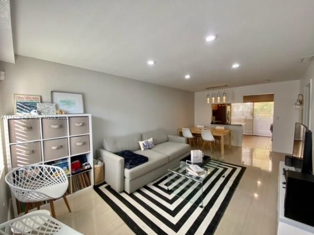 最近售出: $275,000 (1 贝兹, 1 浴室, 696 平方英尺)