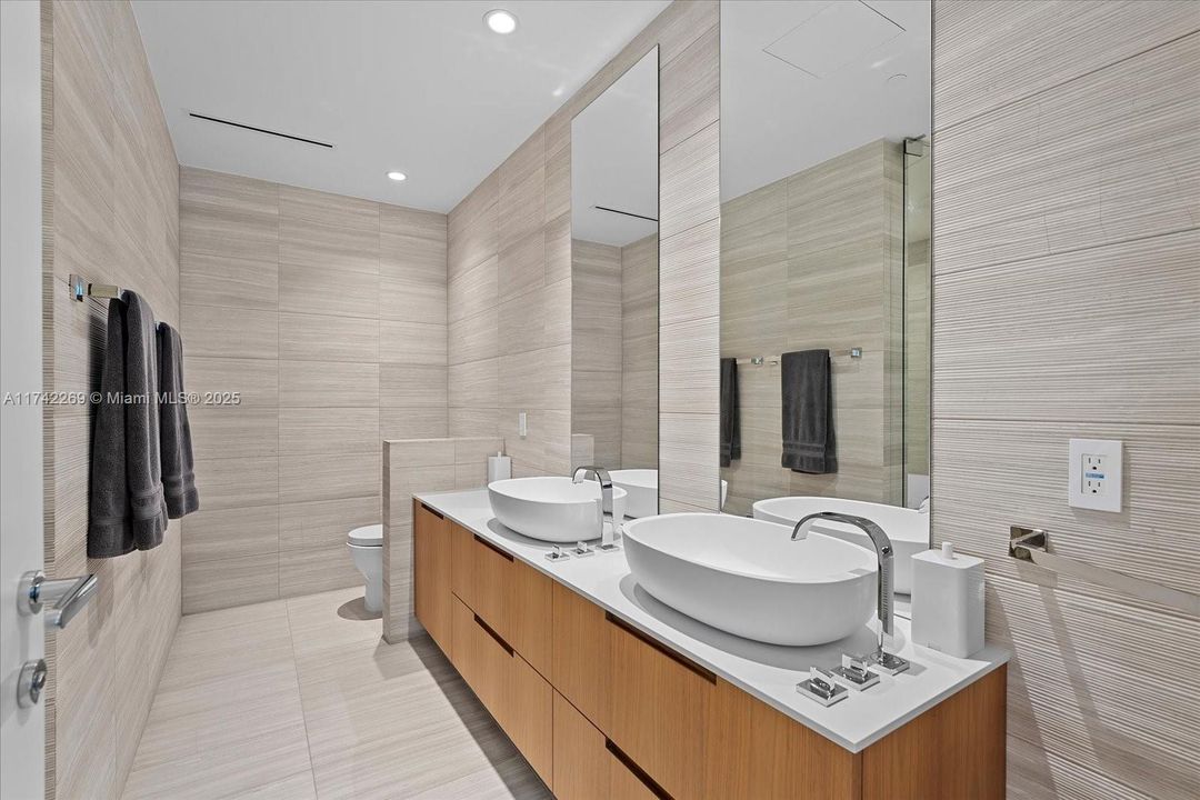 Recently Rented: $20,000 (2 beds, 2 baths, 2085 Square Feet)