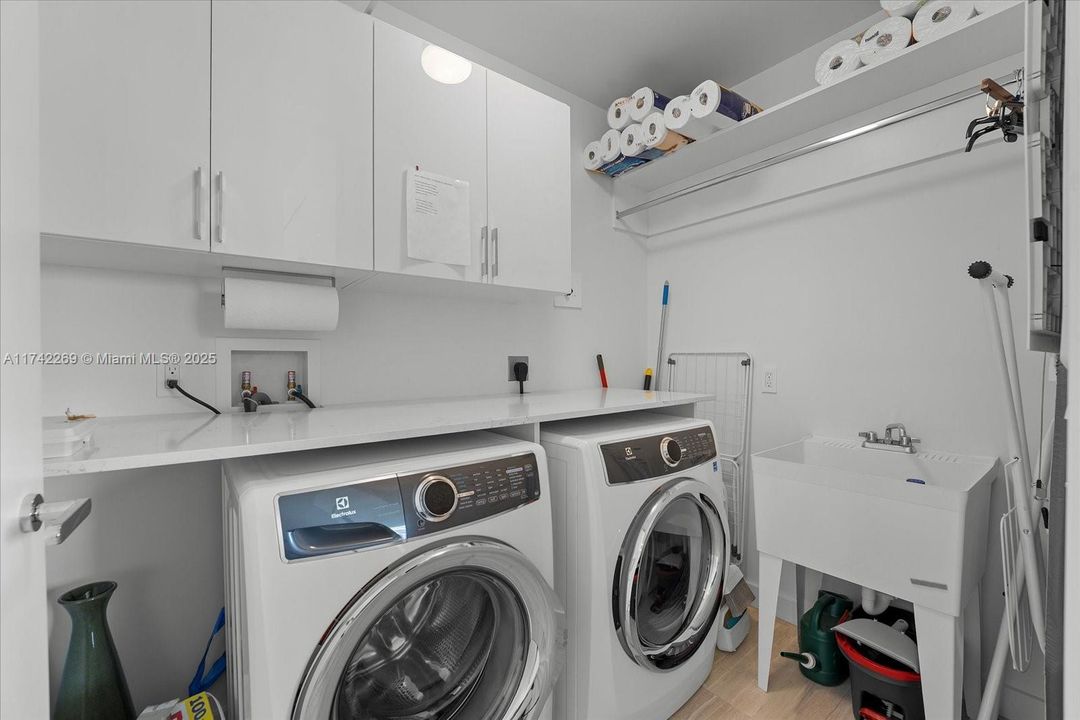 Recently Rented: $20,000 (2 beds, 2 baths, 2085 Square Feet)