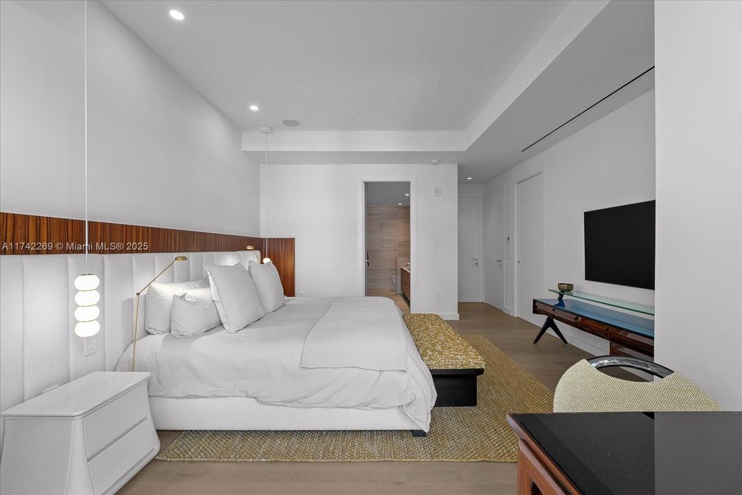 Recently Rented: $20,000 (2 beds, 2 baths, 2085 Square Feet)