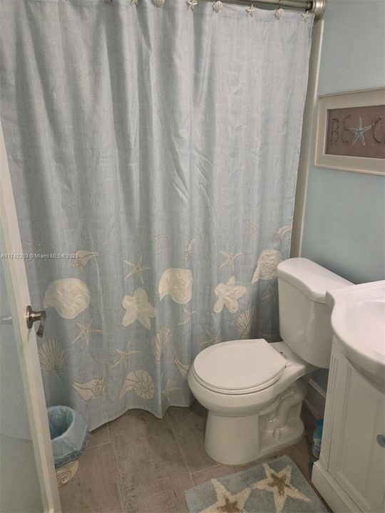 SECONDARY BATHROOM W/ TUB AND SHOWER