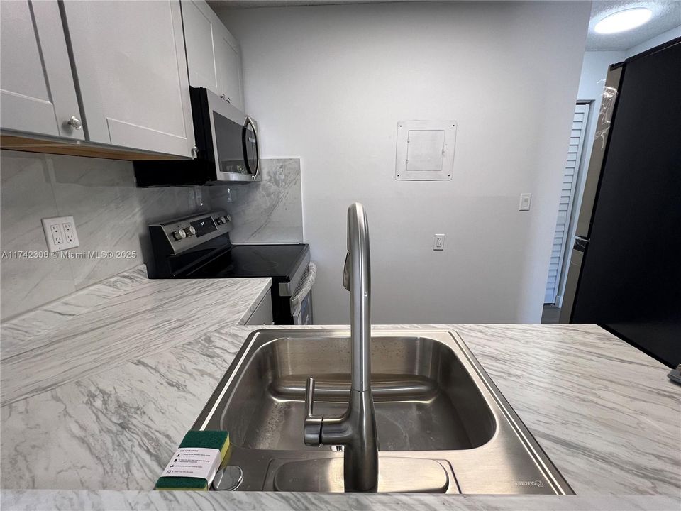 Active With Contract: $275,000 (0 beds, 0 baths, 880 Square Feet)