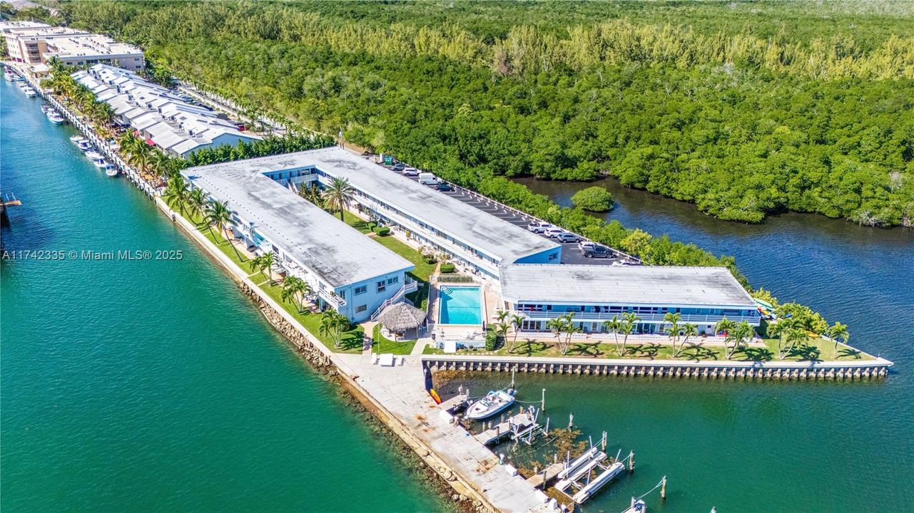 For Sale: $260,000 (1 beds, 1 baths, 620 Square Feet)