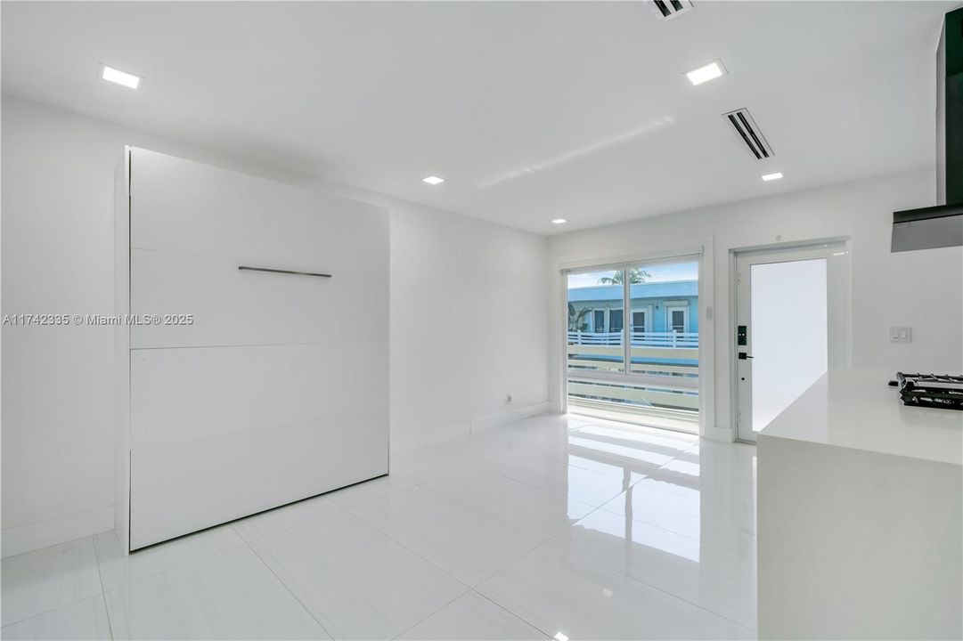 For Sale: $260,000 (1 beds, 1 baths, 620 Square Feet)