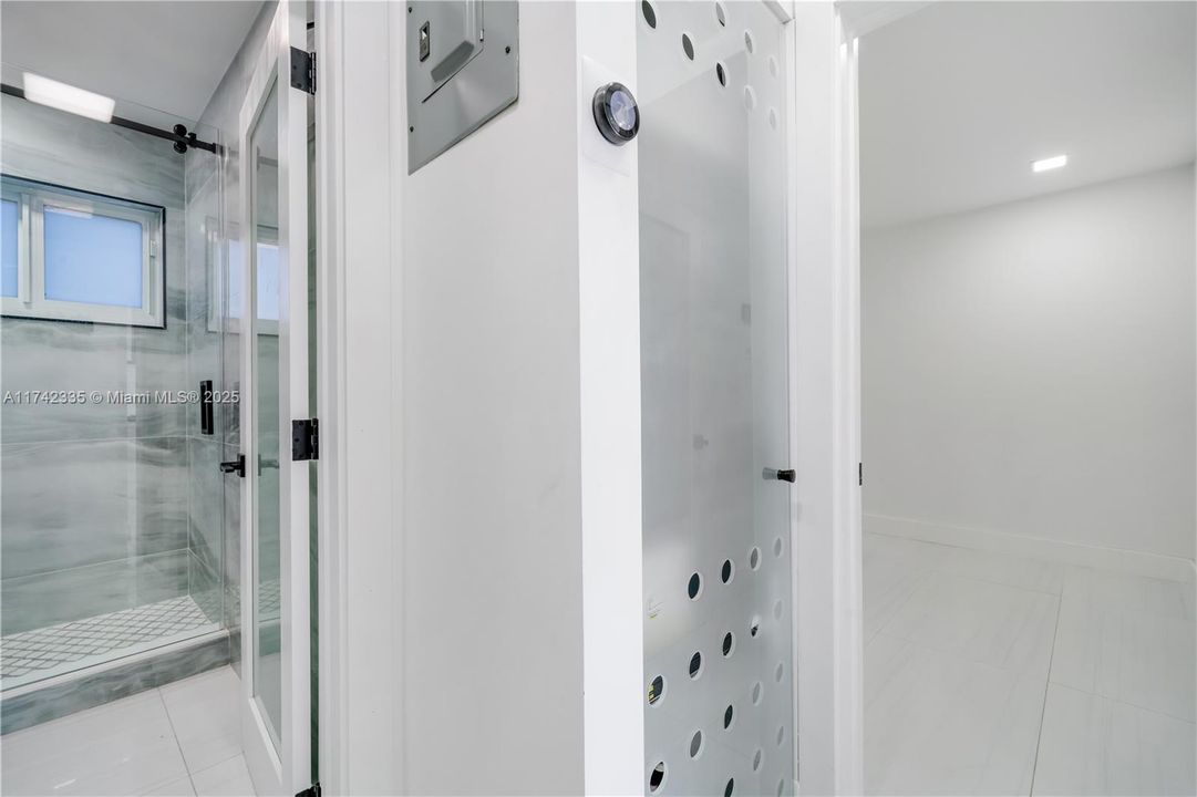 For Sale: $260,000 (1 beds, 1 baths, 620 Square Feet)